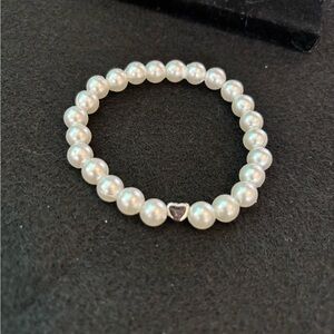 Silver and White Pearl Bracelet with Classic Elegance